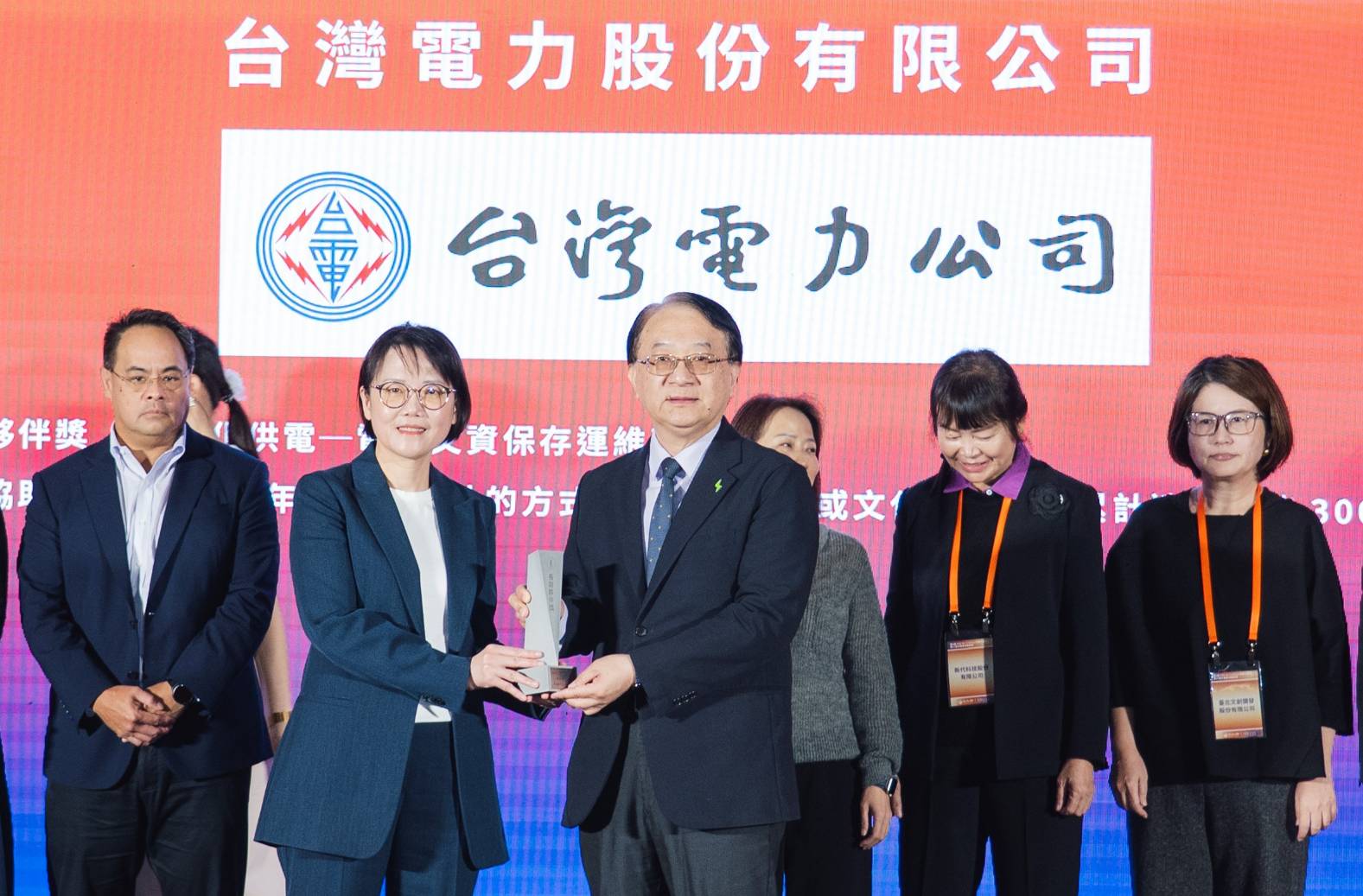 「ESG for Culture影響力獎」頒獎典禮今於台北松山文創園區舉行，台電由副總經理蔡志孟(中)代表接受文策院院長王敏惠頒獎表揚。